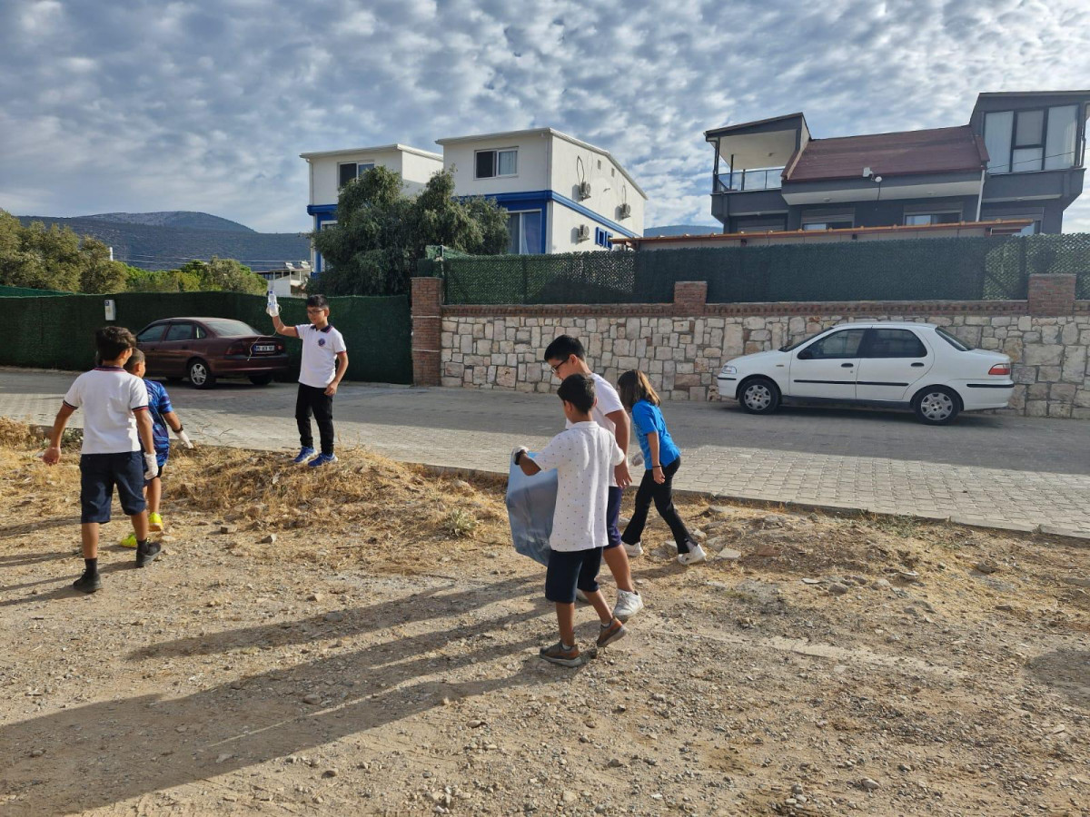 Akbük Nurullah Kocabıyık İlkokulu Öğrencilerinden Temizlik Etkinliği