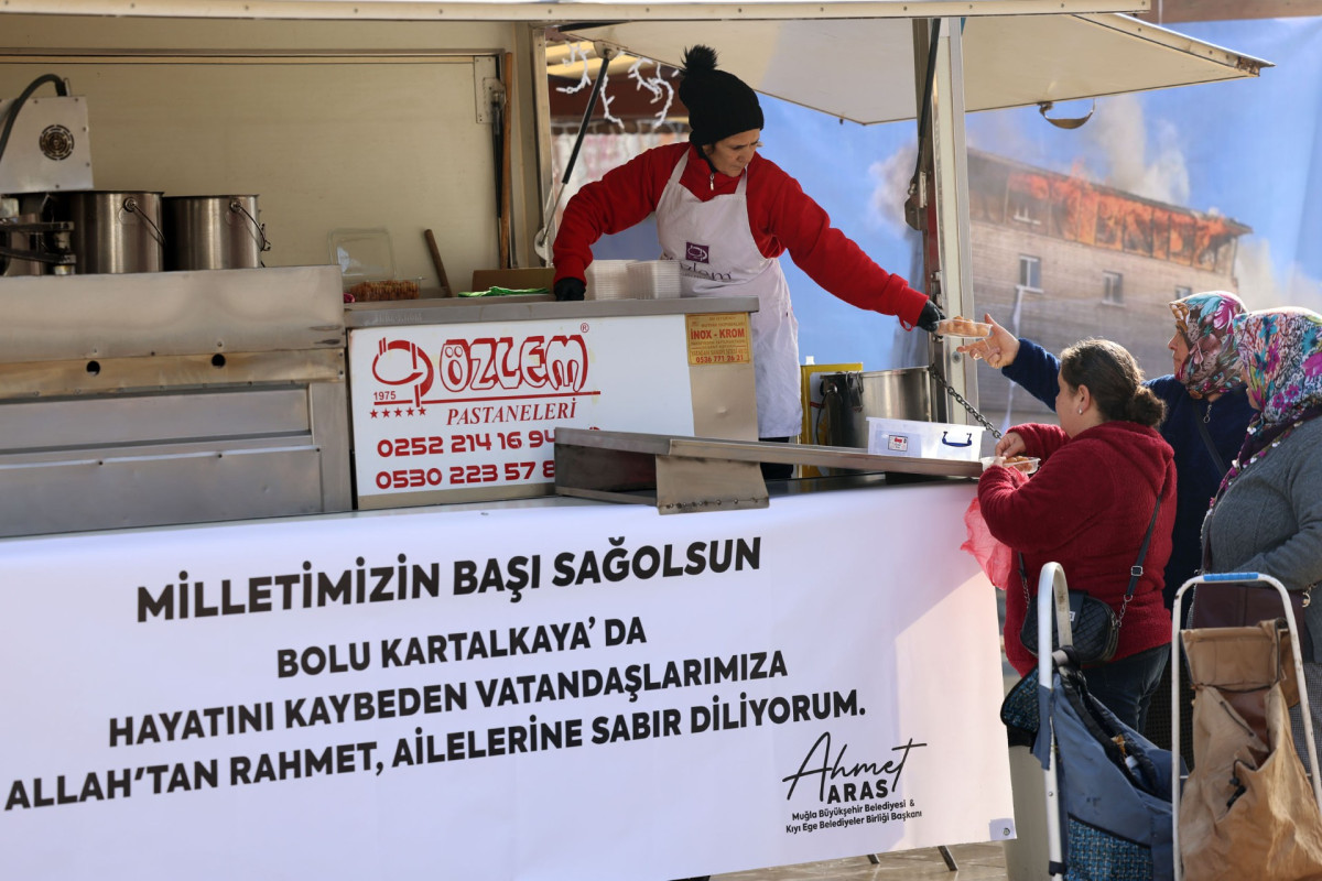 Büyükşehir Yangında Hayatını Kaybedenler İçin Lokma Dağıttı