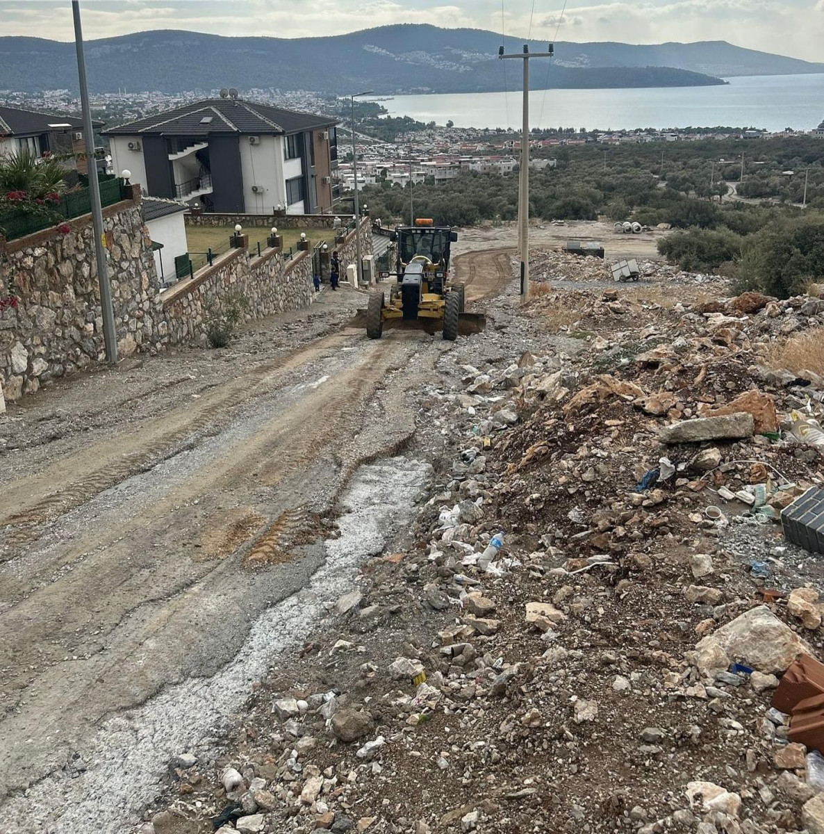 DİDİM’DE SAĞANAK YAĞIŞTAN SONRA ZARAR GÖREN YOLLAR ONARILDI