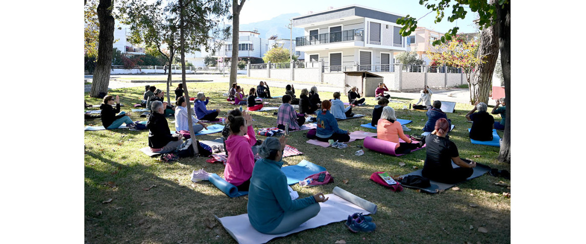 GÜZELÇAMLI’NIN MUHTEŞEM HAVASINDA YOGA YAPTILAR 