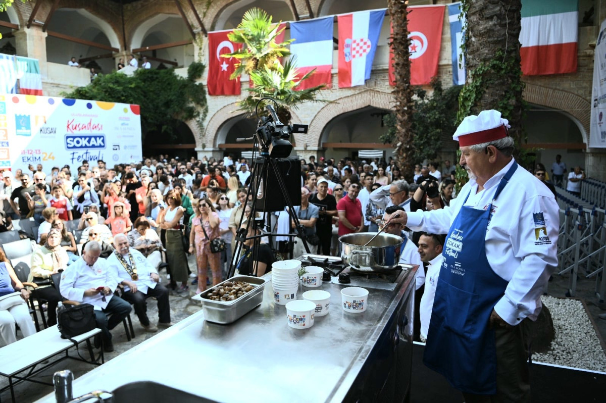 KUŞADASI SOKAK FESTİVALİ’NDE SALYANGOZ DÜELLOSU’NUN KAZANANI DOSTLUK OLDU