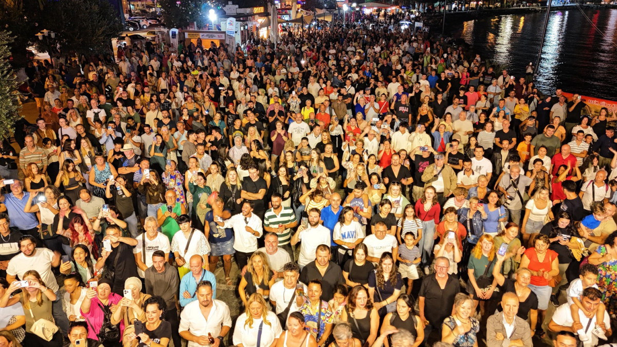 KUŞADASI SOKAK FESTİVALİNİN İLK GÜNÜNDE NECATİ VE SAYKOLAR RÜZGÂRI ESTİ